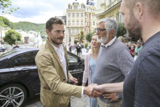 FOTO: Krasavec z&nbsp;Padesáti odstínů šedi je ve Varech! Podívejte se, jak mu to sluší