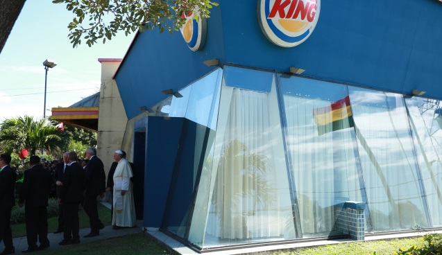 FOTO: Papež se převlékl v Burger Kingu a pak zkritizoval konzumní způsob života