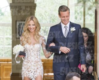 Průhledné šaty a&nbsp;prsten s&nbsp;diamantem. Tak vypadala nevěsta Tomáše Berdycha v&nbsp;Monaku