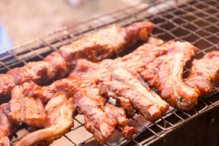 Babicovo menu: Portugalské pudinkové dortíčky a&nbsp;křenové plátky bůčku na&nbsp;grilu!