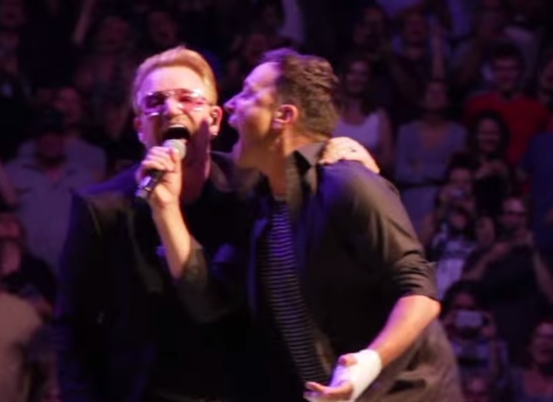 VIDEO: Známý americký moderátor Jimmy Fallon zpíval na koncertě s U2! Je lepší než Bono?