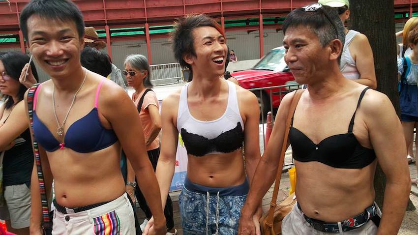 Muži v podprsenkách protestovali v Hong Kongu – prsa nejsou zbraň!