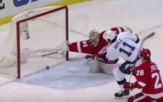 VIDEO: Takhle chytá Mrazík! Akce českého gólmana vyhlášena jako nejlepší zákrok NHL