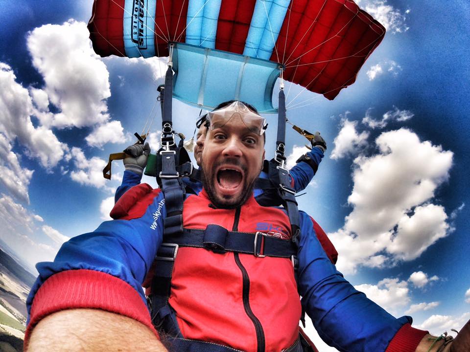 FOTO: Ruda z&nbsp;Ostravy si nafotil tandemový seskok padákem! Mrkněte se