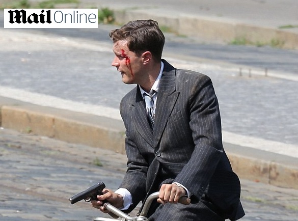 FOTO: Zkrvavený milionář z&nbsp;Padesáti odstínů šedi v&nbsp;Praze! Co se mu stalo?