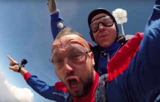 VIDEO: Rudovi se při&nbsp;seskoku padákem úplně zkřivila ústa! Podívejte se