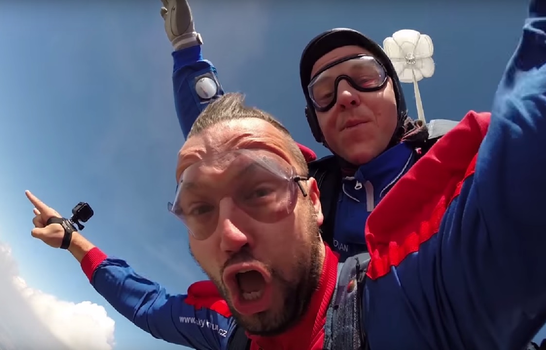 VIDEO: Rudovi se při&nbsp;seskoku padákem úplně zkřivila ústa! Podívejte se