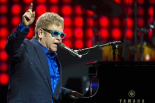HUDBA: Zpěvák Elton John se rozhodl žalovat francouzský bulvár
