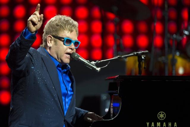 HUDBA: Zpěvák Elton John se rozhodl žalovat francouzský bulvár
