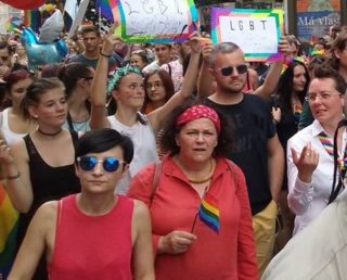FOTO: Herečka Jitka Smutná šla v&nbsp;čele průvodu Prague Pride!