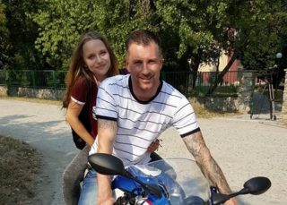 FOTO: Petr Vágner vyvezl na&nbsp;motorce mladou kočku! Jeho žena to ale nebyla