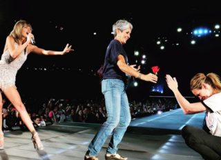 VIDEO: Julia Roberts vtrhla na&nbsp;pódium během koncertu Taylor Swift! Podívejte se