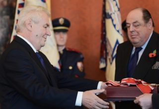 Prezident má plán: Ať o&nbsp;státních vyznamenáních hlasují diváci!