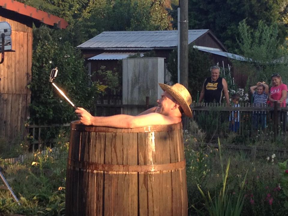 FOTO: Láďa Hruška v&nbsp;sudu! Točil v&nbsp;něm znělku ke svému pořadu