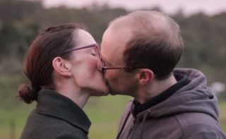 VIDEO: Jakým způsobem se líbají páry na&nbsp;různých místech světa