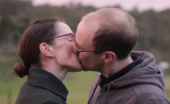 VIDEO: Jakým způsobem se líbají páry na&nbsp;různých místech světa