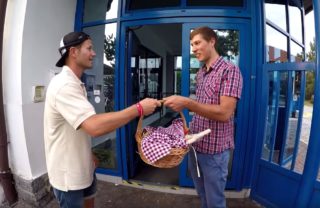 VIDEO: Snídani jsme dovezli Františkovi! Poslala mu jí z&nbsp;ciziny přítelkyně