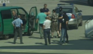 FOTO: V&nbsp;Praze přistálo letadlo s&nbsp;Američanem, který měl zabít čtyři české občany