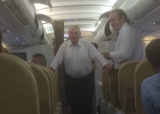 FOTO: Prezident Zeman přicestoval do Číny! Takhle brouzdal po&nbsp;letadle