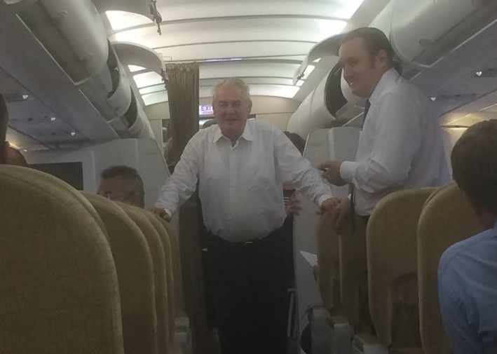FOTO: Prezident Zeman přicestoval do Číny! Takhle brouzdal po letadle