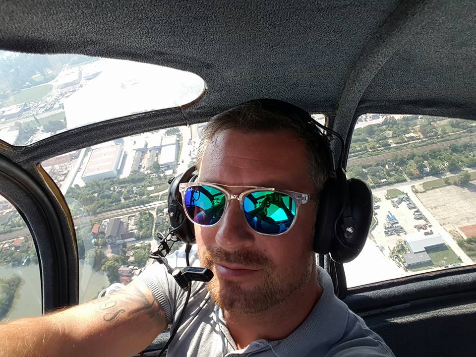 FOTO: Moderátor Petr Vágner si musel najmout soukromé letadlo!
