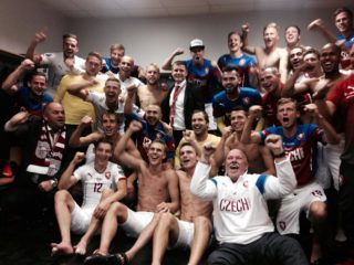 VIDEO z&nbsp;kabiny: Takhle masér Poustka ještě nikdy neřval! Aneb jak nároďák slavil postup