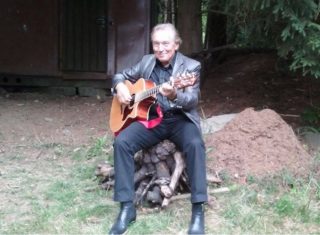VIDEO: Karel Gott zazpíval trampům! A&nbsp;zkoušel balit holky na&nbsp;kytaru