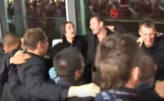 VIDEO: Takhle se slavilo Euro před čtyřmi lety. Letos obleky vydržely