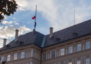 Skupina Ztohoven vyvěsila nad Hradě červené trenky! Policie tam zadržela 3 muže