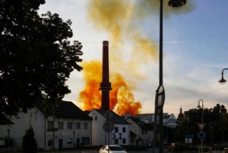 AKTUÁLNĚ: V&nbsp;cukrovaru a&nbsp;lihovaru Dobrovice zranil výbuch až 10 lidí,2 těžce