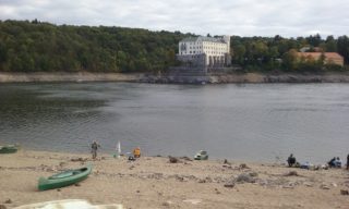 VIDEO: Hladina orlické přehrady je o&nbsp;sedm metrů níž! Může za to sucho