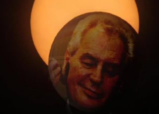 Prezident viděl zatmění Měsíce! Myslel si, že ho zakryla skupina Ztohoven