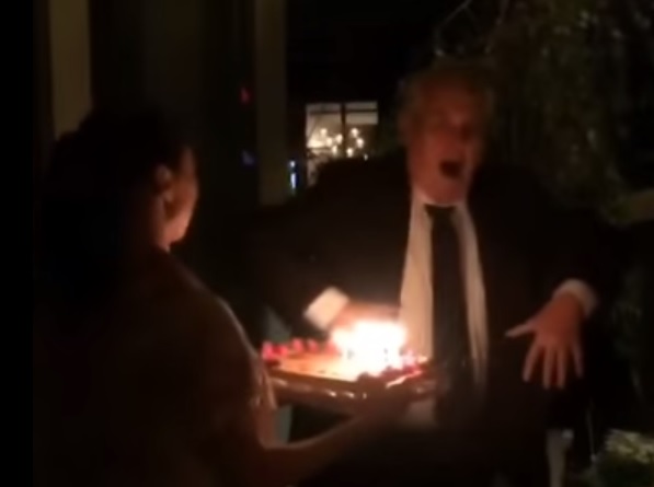 VIDEO: Pozor, fouká Zeman! Takhl slavil prezident narozeniny
