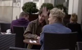 VIDEO: Když se podívá po&nbsp;jiné, vrazí si pohlavek. A&nbsp;jeho milá se baví