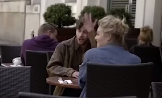 VIDEO: Když se podívá po jiné, vrazí si pohlavek. A jeho milá se baví