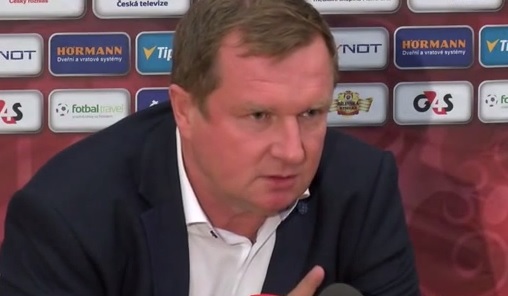 VIDEO: Ještě jedna otázka na Limberského a odcházím, hrozil novinářům trenér fotbalistů