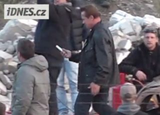 FOTO: Arnold Schwarzenegger u&nbsp;nás točí reklamu! Podívejte se