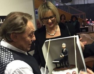 Karel Gott dostal dort se svojí figurkou! Podívejte se