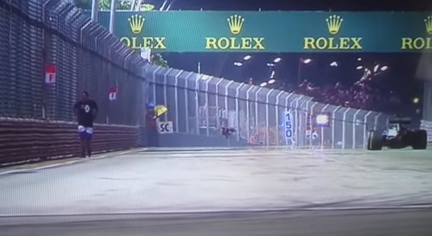 VIDEO: V&nbsp;noci na&nbsp;trati mezi vozy formule&nbsp;1. Za tuhle frajeřinu půjde muž do vězení