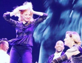VIDEO: Na&nbsp;Madonnu v&nbsp;Praze zašla i&nbsp;slavná herečka Jessica Chastain! Tančila s&nbsp;ní na&nbsp;jevišti