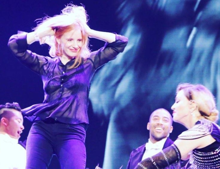 VIDEO: Na&nbsp;Madonnu v&nbsp;Praze zašla i&nbsp;slavná herečka Jessica Chastain! Tančila s&nbsp;ní na&nbsp;jevišti