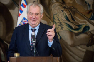 Prezident peče husu a&nbsp;láká na&nbsp;ni moderátorku Frekvence 1