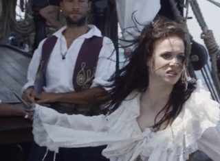 VIDEO: Zpěvačka Kristina bojuje s&nbsp;piráty! Podívejte se na&nbsp;vystřiženou scénu z&nbsp;filmu Život je život