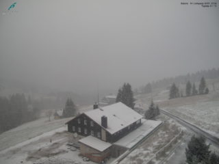 FOTO: Krkonoše a&nbsp;Jizerky hlásí sníh! Zítra pozor na&nbsp;silný vítr