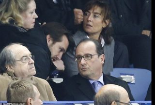 OSUDOVÉ FOTO: Francouzský prezident se právě dozvídá o&nbsp;útoku teroristů