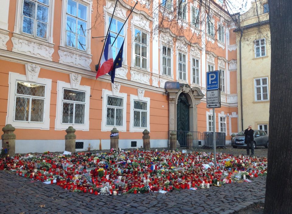GALERIE: Francouzské velvyslanectví v Praze je plné květin, lidé vyjadřují soustrast
