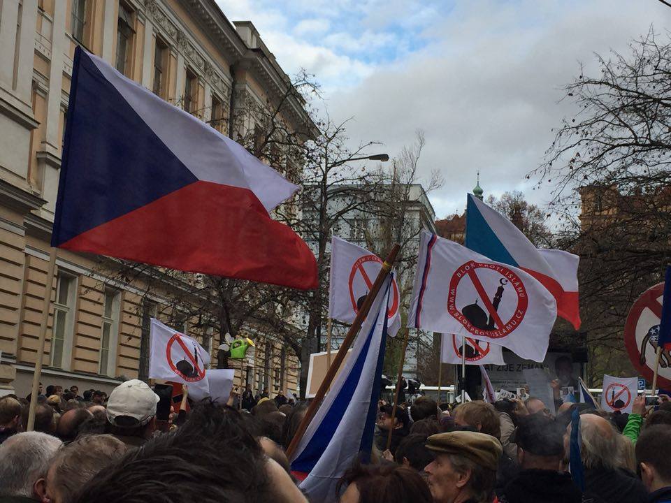 FOTO: Pražský Albertov zaplňují demonstranti, čeká se na prezidenta