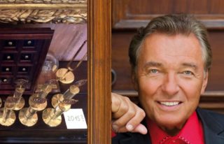 FOTO: Karel Gott doma vyfotil sbírku svých Slavíků! A letošek dal s otazníkem