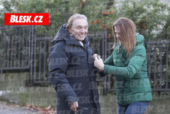 FOTO: První foto Karla Gotta po propuštění z nemocnice! Procházel se po Bertramce