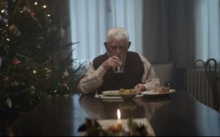 VIDEO: Dojemná vánoční reklama s&nbsp;opuštěným dědečkem! Popláčete si
